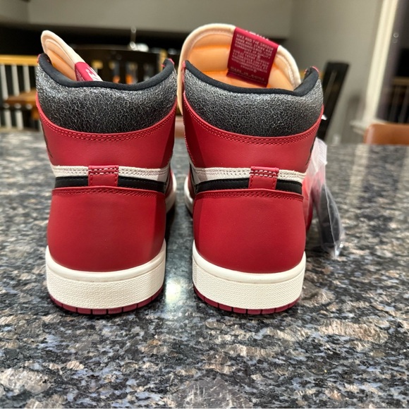 Jordan 1 Retro High Og Chicago Lost and Found - Picture 3 of 5